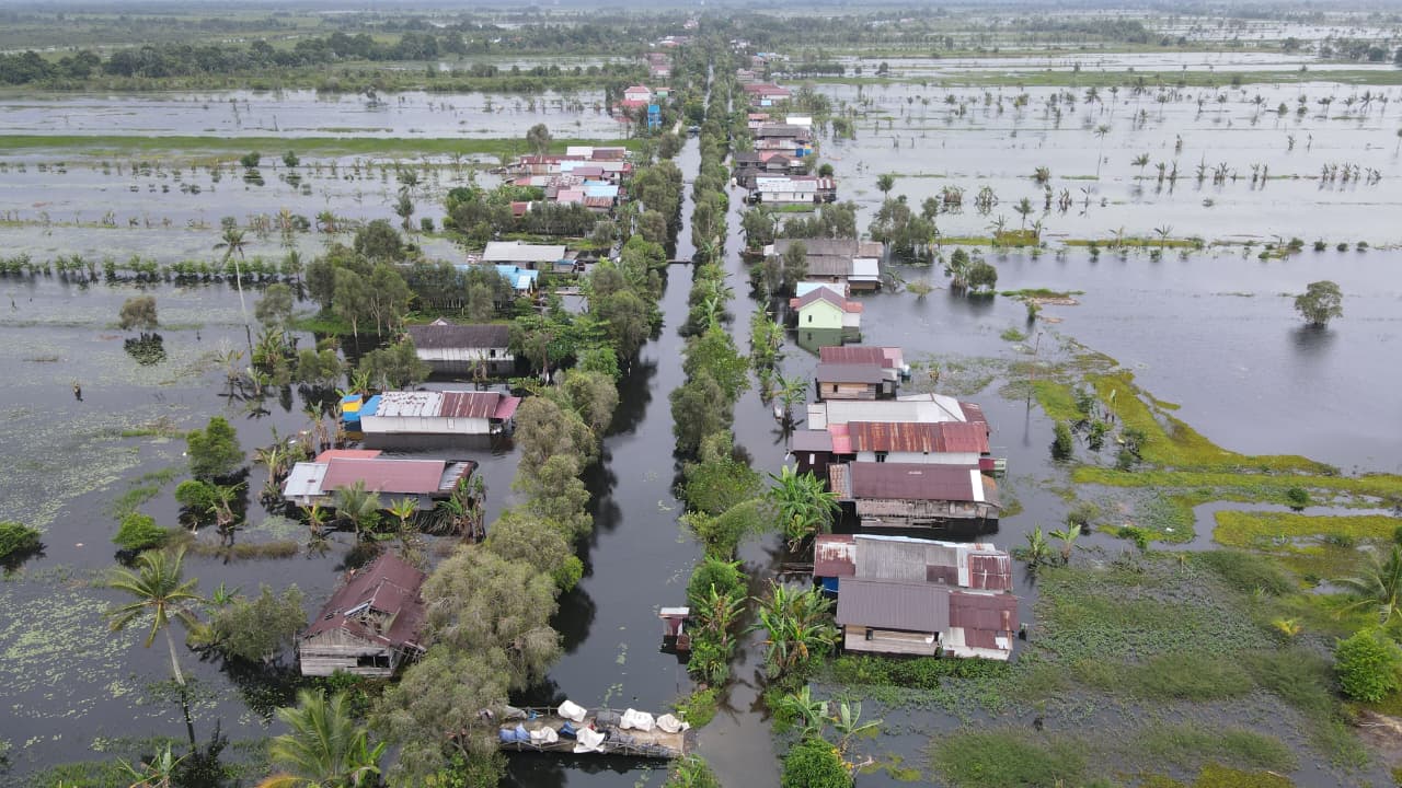LUMPUH TOTAL : Desa Lok Baintan, Kecamatan Sungai Tabuk, Kabupaten Banjar. Akses transportasi lumpuh total dilihat menggunakan drone pada Kamis (8/1/2026) siang.