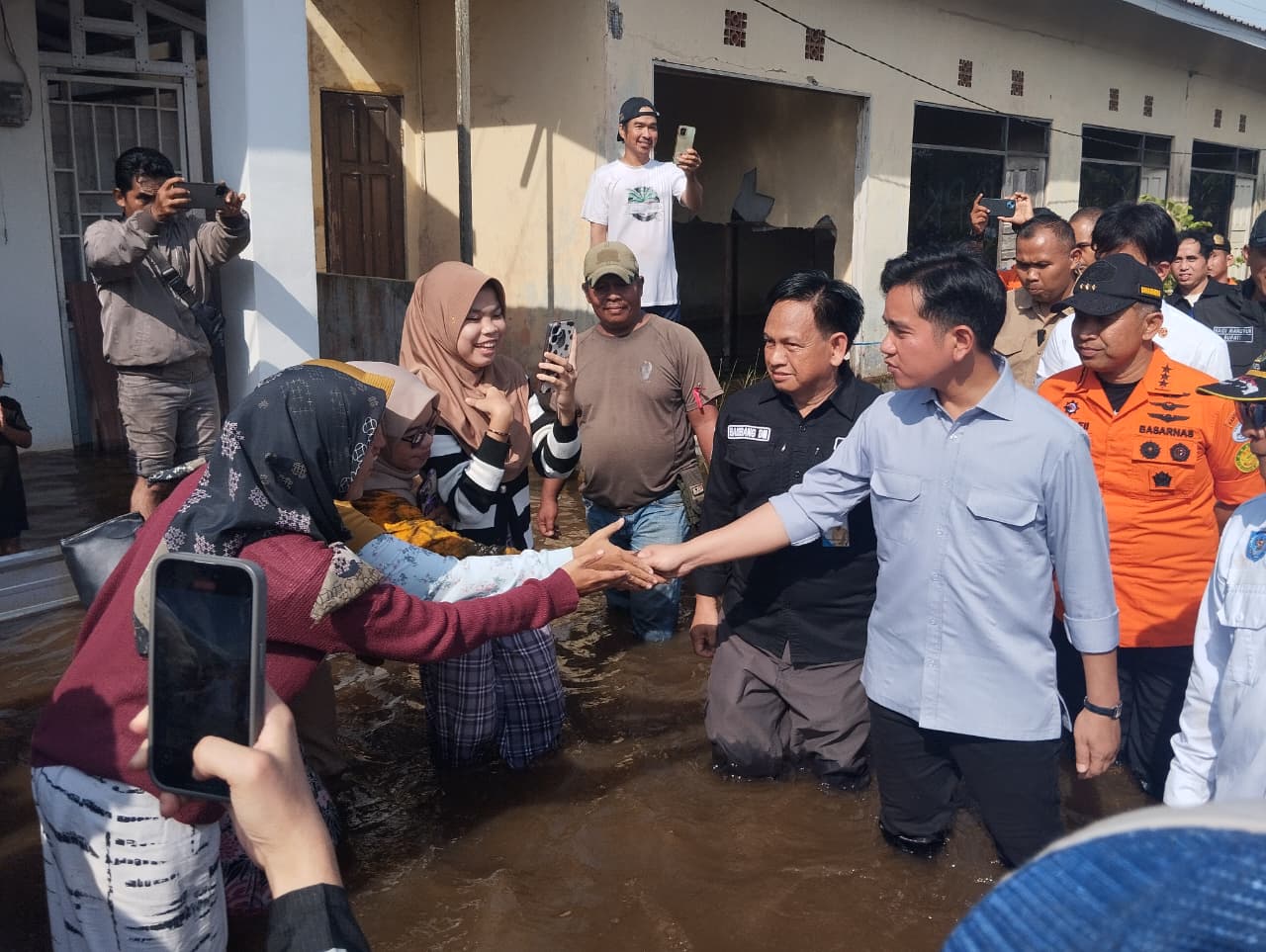 PENINJAUAN: Wakil Presiden RI Gibran Rakabuming Raka menyusuri genangan banjir di Desa Sungai Tabuk Keramat, Kecamatan Sungai Tabuk, Kabupaten Banjar, Kamis (8/1/2026).