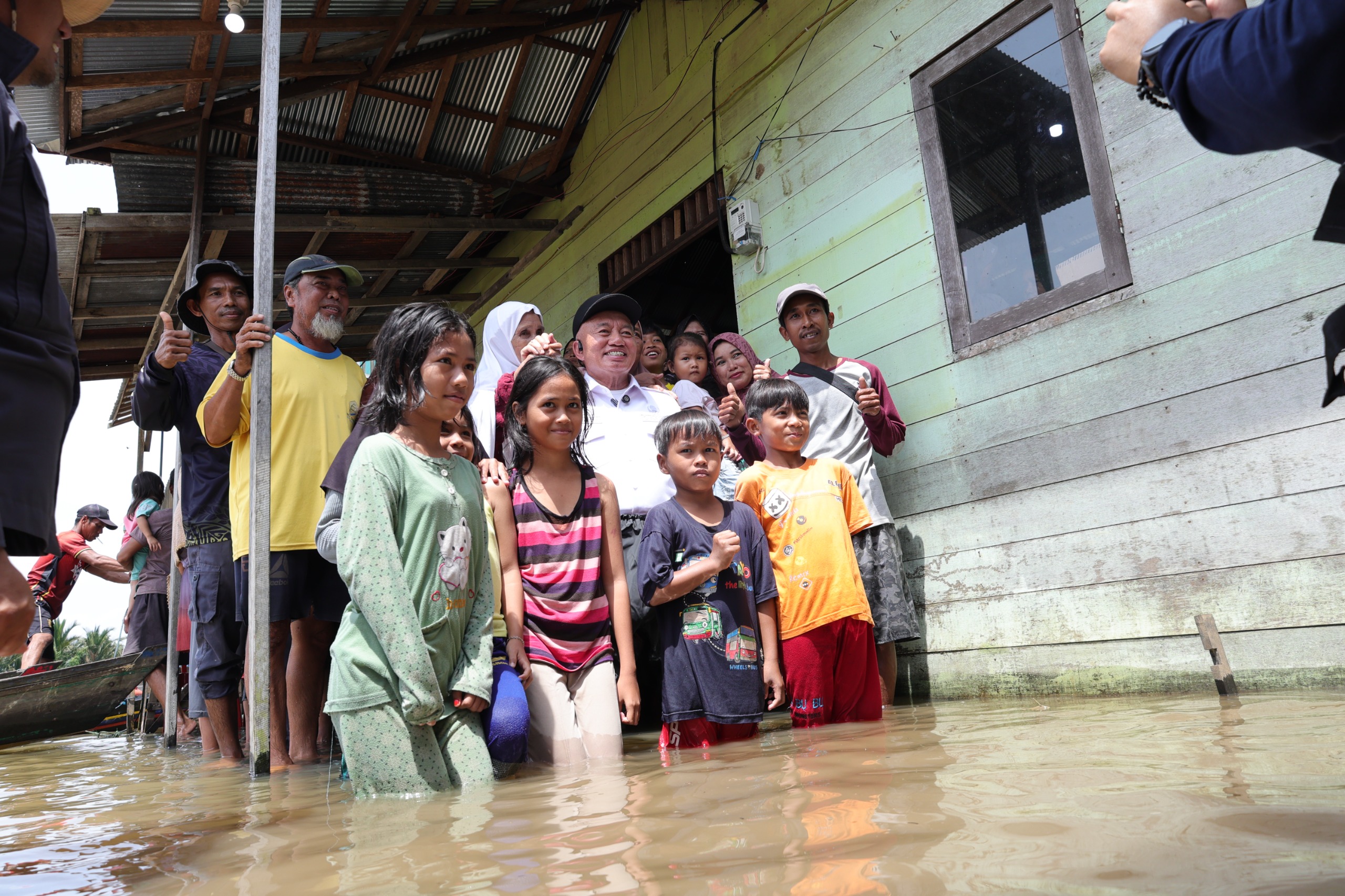 JENGUK: Gubernur Kalimantan Selatan, H. Muhidin, turun langsung meninjau dan menyapa warga Desa Lok Buntar, Kecamatan Sungai Tabuk Kabupaten Banjar yang terdampak banjir, Kamis (8/1).