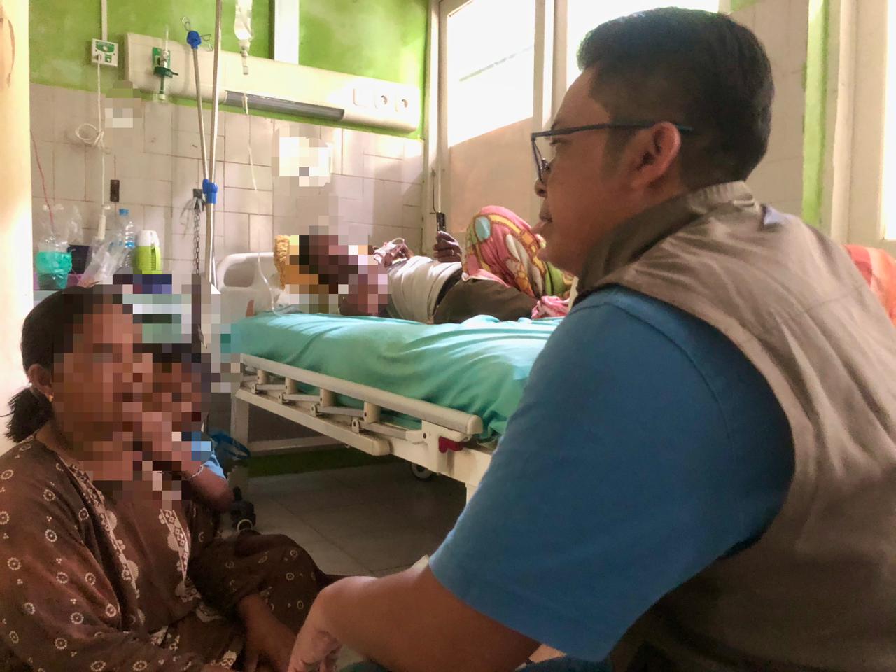 DISKUSI: Rahmad Komisi lll DPRD Kotabaru berdiskusi dengan salah satu penunggu pasien di ruangan penyakit dalam.