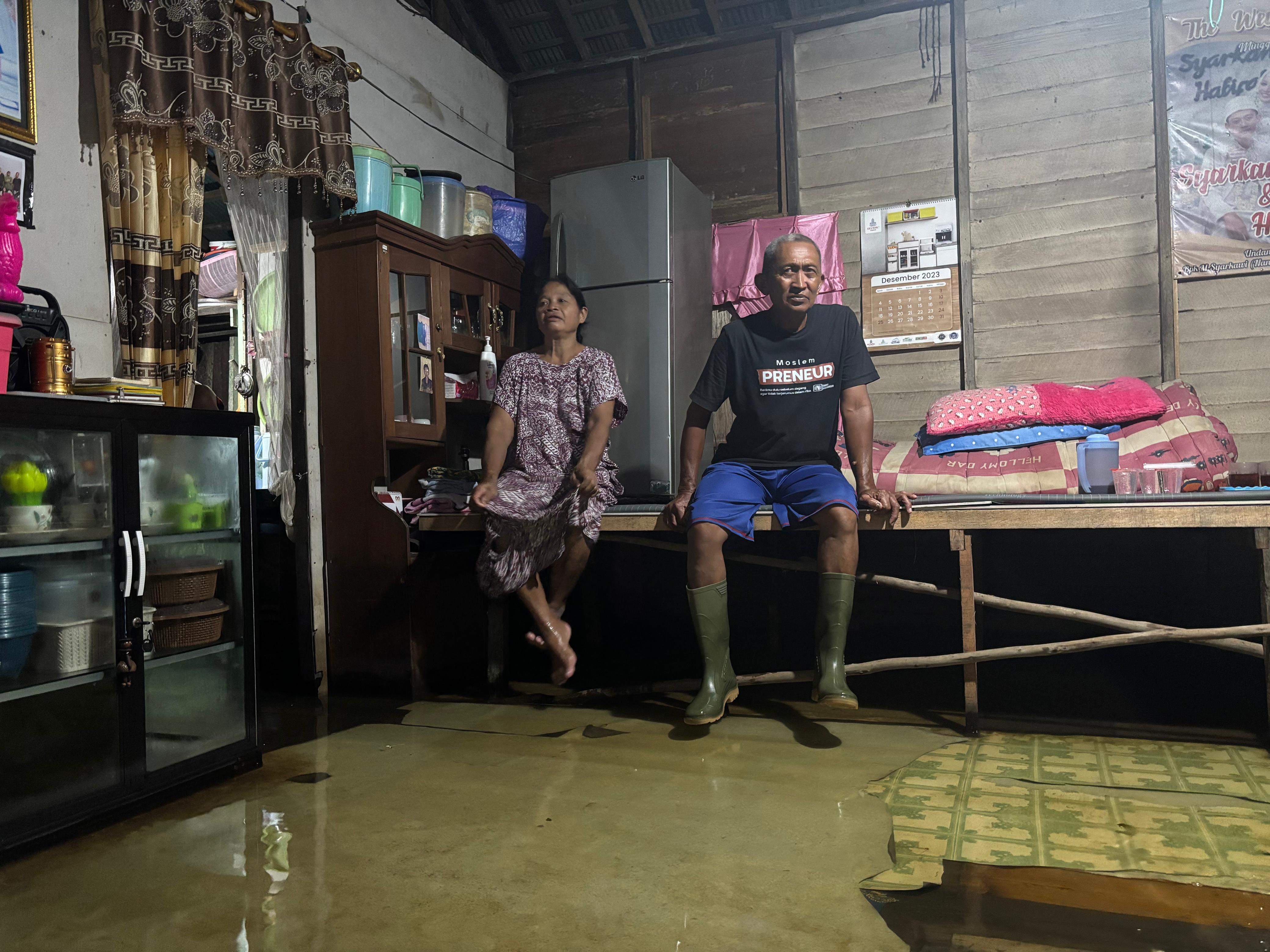 RUMAH TERGENANG: M Syarkawi dan Rahimah bertahan dengan membuat panggung meski banjir mengepung rumahnya di Jalan Sungai Lulut Dalam.