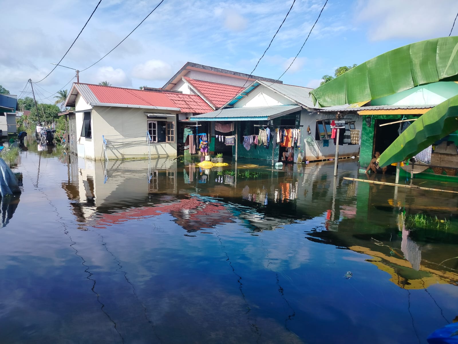 TERENDAM: Akses jalan dan rumah warga di Sungai Gampa, Banjarmasin Utara, terendam banjir hingga lebih setengah meter.