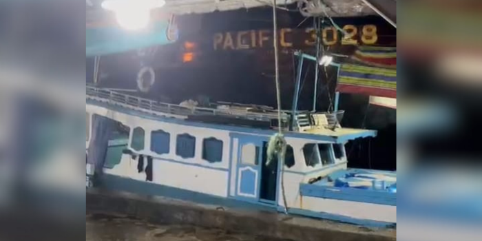 INSIDEN: Sebuah tongkang hantam kapal nelayan di TPI Banjar Raya