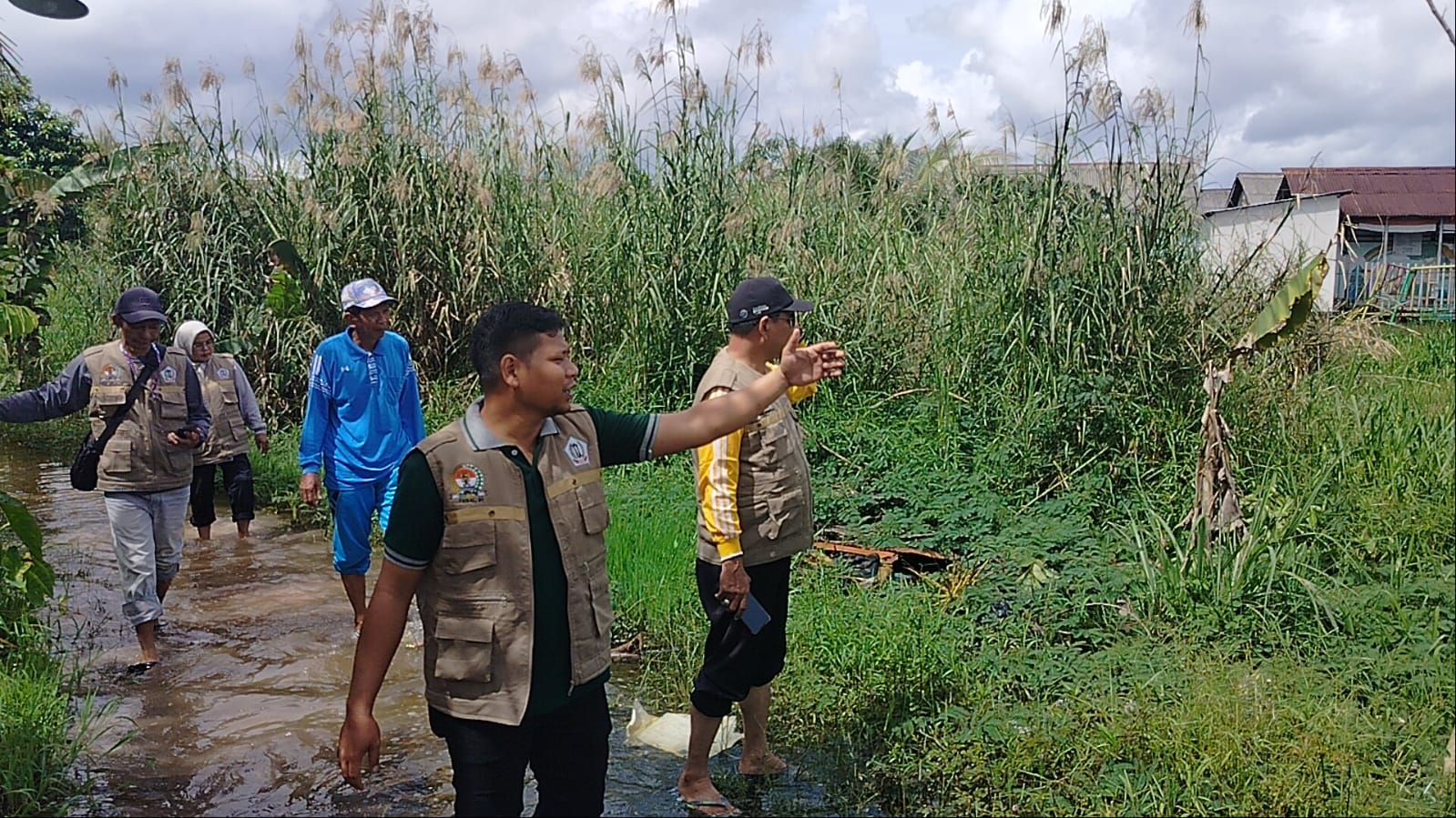 MAMPET: Kondisi Sungai Semangat Dalam yang mampet lantaran banyak ditumbuhi rumput liar.