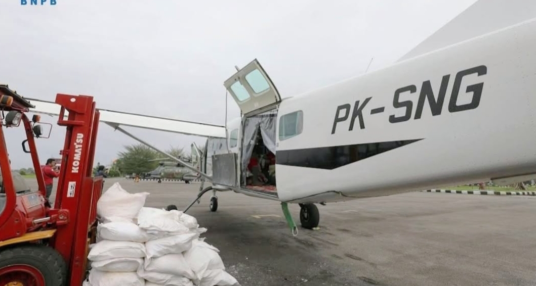 BAWA GARAM: Pesawat khusus Operasi Modifi kasi Cuaca (OMC) disiagakan  BNPB untuk menabur bahan semai di langit Kalimantan Selatan.