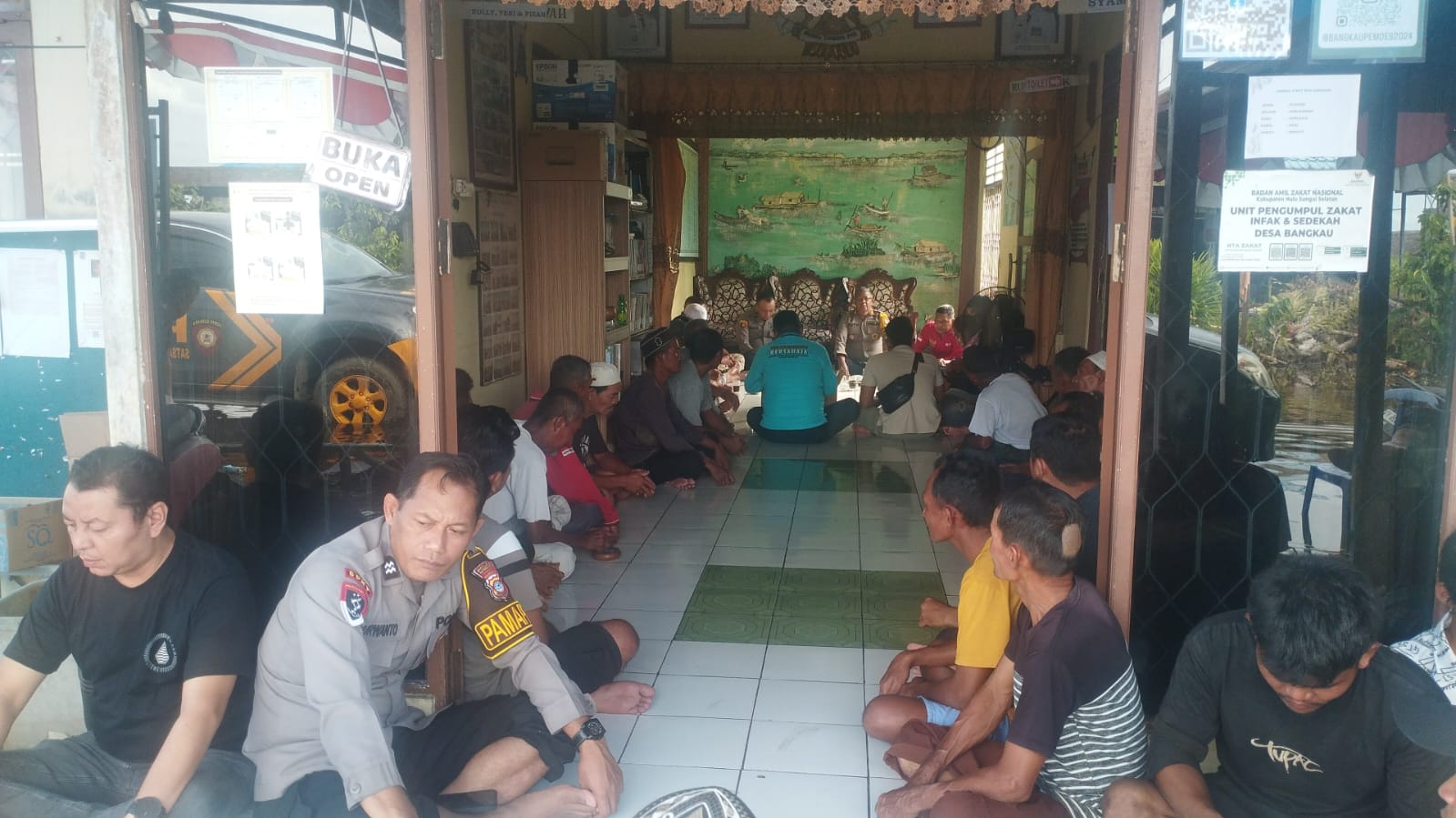 MEDIASI: Pertemuan mediasi antara penduduk Desa Bangkau, Kecamatan Kandangan, dengan perwakilan warga Desa Muning Baru, Kecamatan Daha Selatan di Kantor Desa Bangkau.