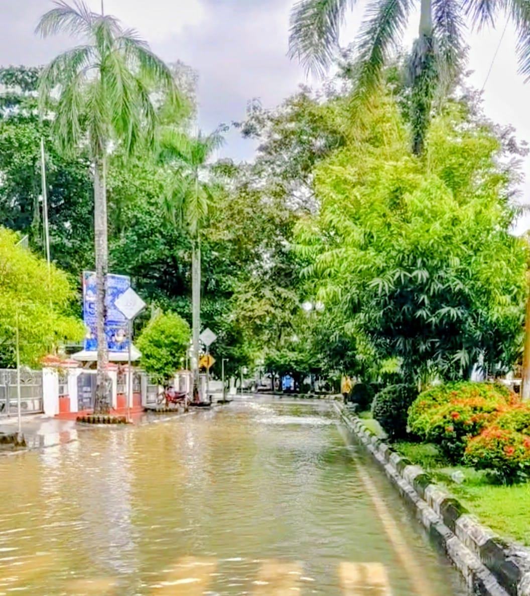 TERENDAM: Jalan Ahmad Yani Kecamatan Amuntai Tengah, depan Kantor Kejaksaan dan Bappeda HSU kembali terendam banjir akibat luapan Sungai Balangan dan Negara di Kabupaten HSU. (Foto: M.Akbar/Radar Banj