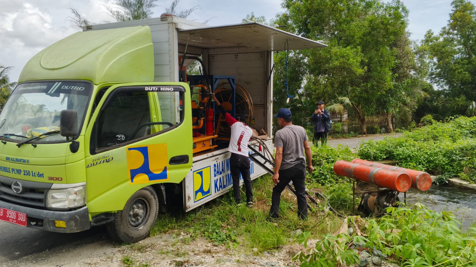 PERCEPAT : Inilah alat penyedot air dari BWS Wilayah III Kalimantan yang dioperasikan di Desa Handil Baluka, Kecamatan Bumi Makmur. (Foto : Dinas PUPRP Tala untuk Radar Banjarmasin)