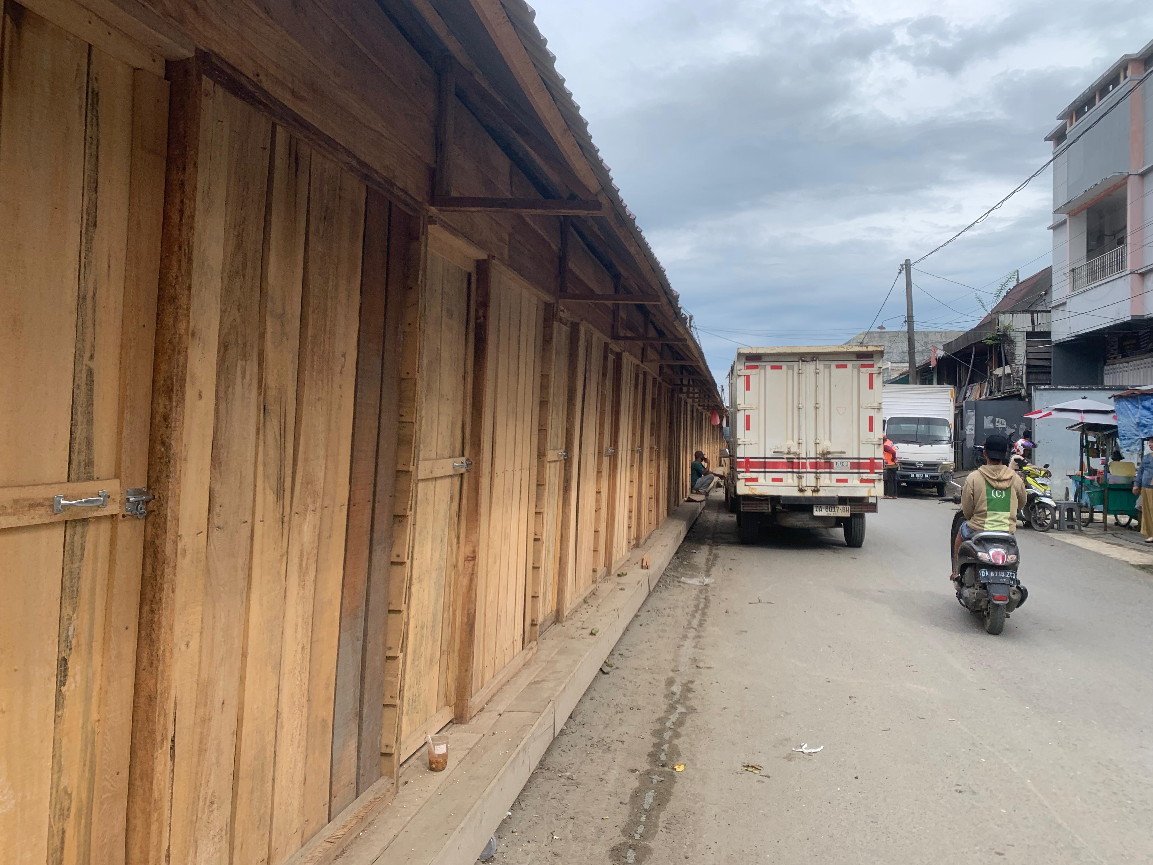 PASAR BARU: Puluhan kios berbahan kayu telah berdiri di Jalan Anang Panangahan, Kelurahan Pasar Baru, Kecamatan Kusan Hilir, Kabupaten Tanah Bumbu. (Foto: Zulqarnain/Radar Banjarmasin)