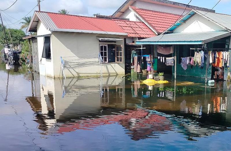 Kondisi permukiman warga di kawasan Sungai Gampa, Banjarmasin, terendam banjir. Warga berharap perhatian dan kehadiran pemerintah dalam penanganan dampak banjir yang berulang.(Foto : Lana/Radar Banjar