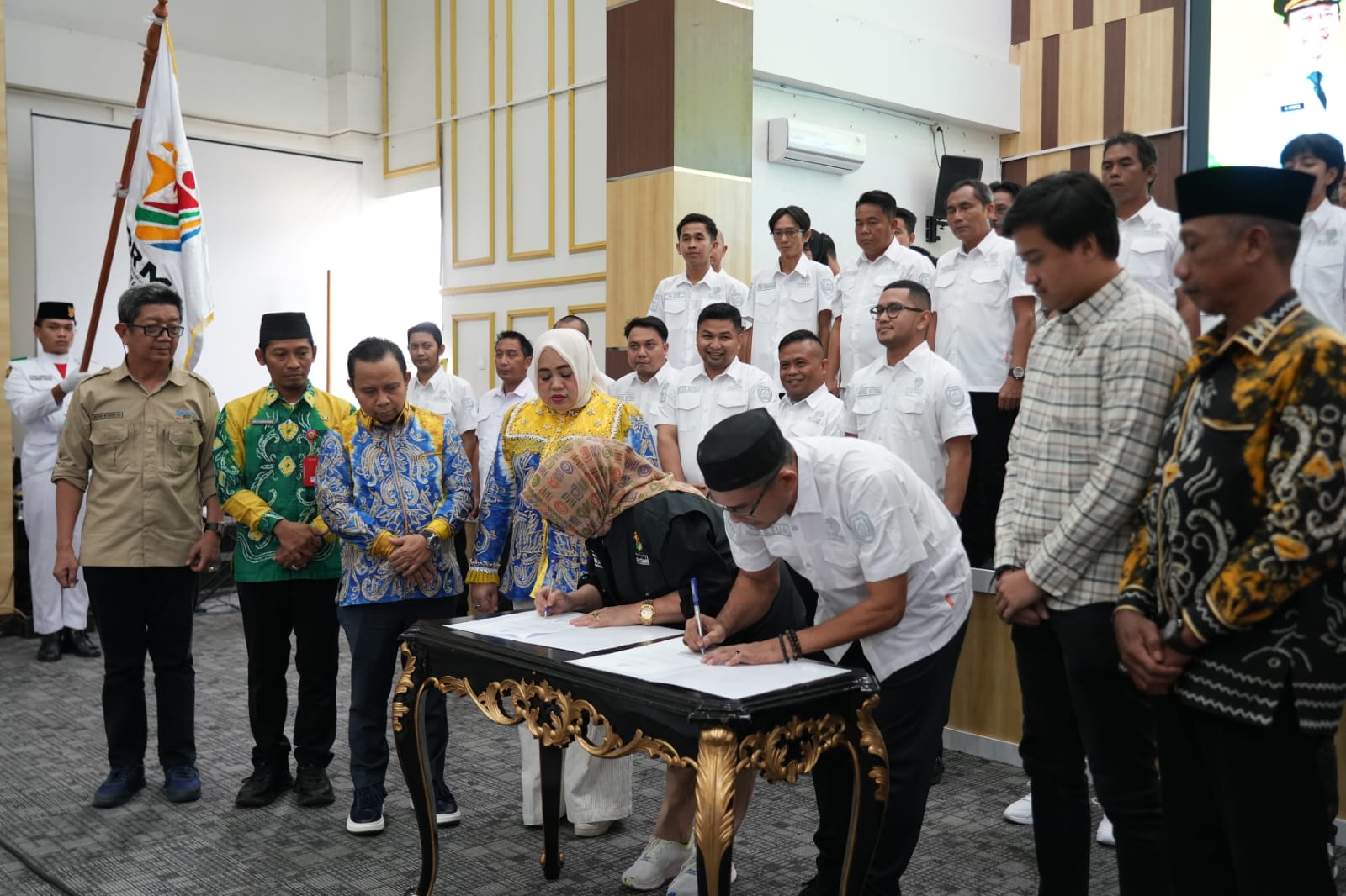 DILANTIK: Pengurus KORMI Tapin yang baru dilantik oleh Sekretaris KORMI Kalsel Chairunnisa disaksikan Bupati Tapin H Yamani dan istri. Foto Rasidi Fadli