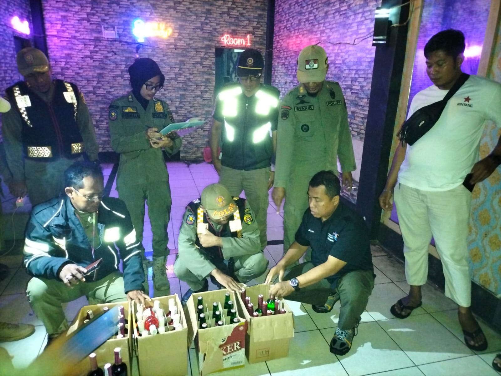 petugas mendapati 50 botol minuman keras berbagai merek yang disimpan di dalam satu ruangan, serta seperangkat alat DJ.