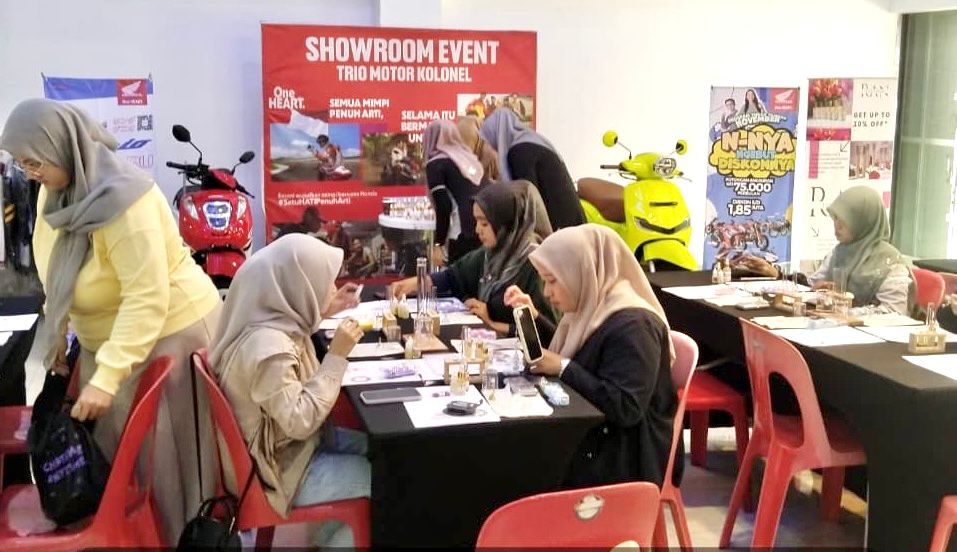 SERU: Trio Motor Kolonel menggelar Workshop Eau de Parfum, sebagai salah satu agenda kreatif showroom untuk mengakrabkan Honda dan masyarakat.