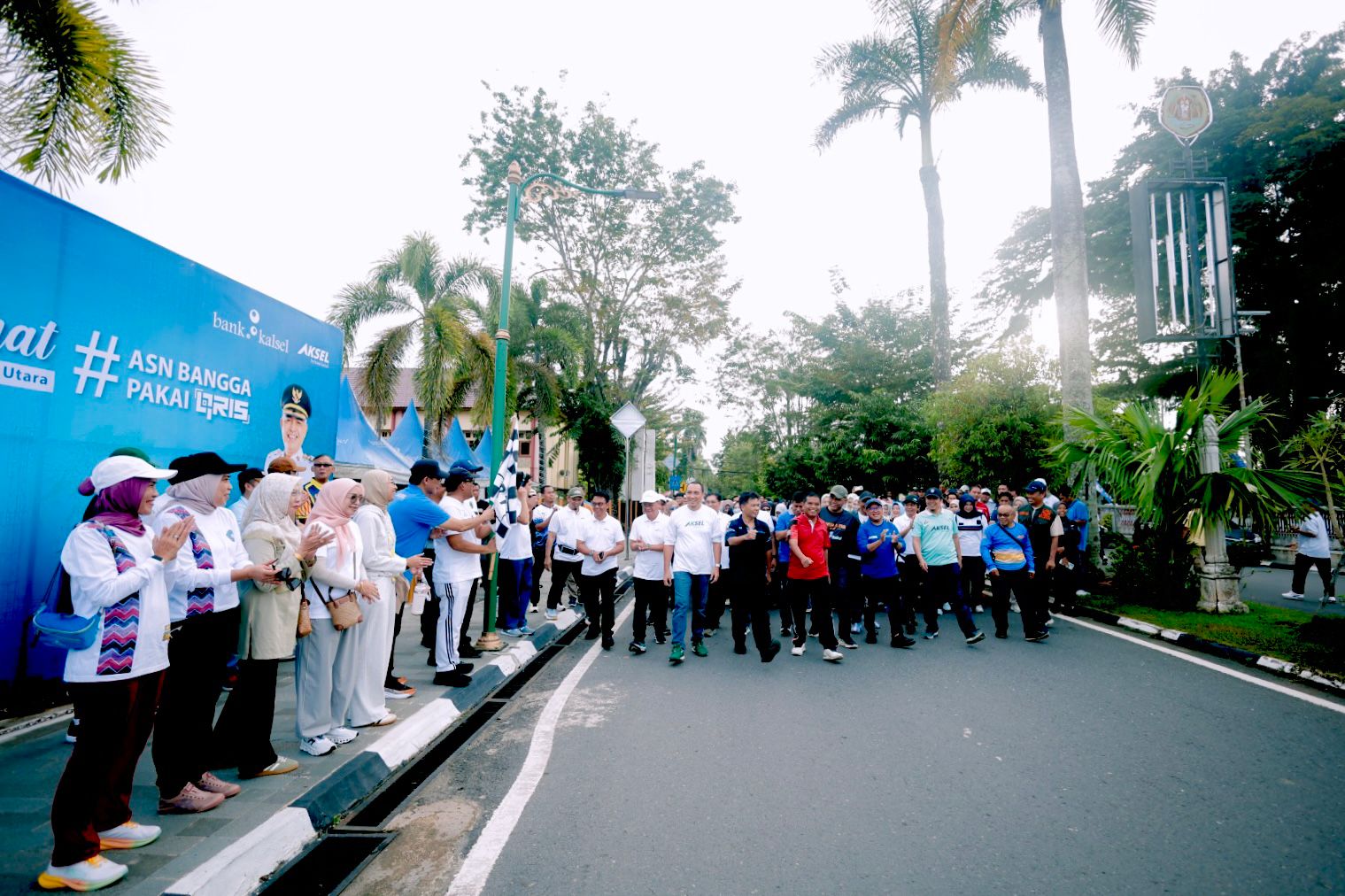 DIGITALISASI: Produk QRIS Bank Kalsel diperkenalkan dalam kegiatan Jalan Sehat #ASNbanggapakaiQRIS.