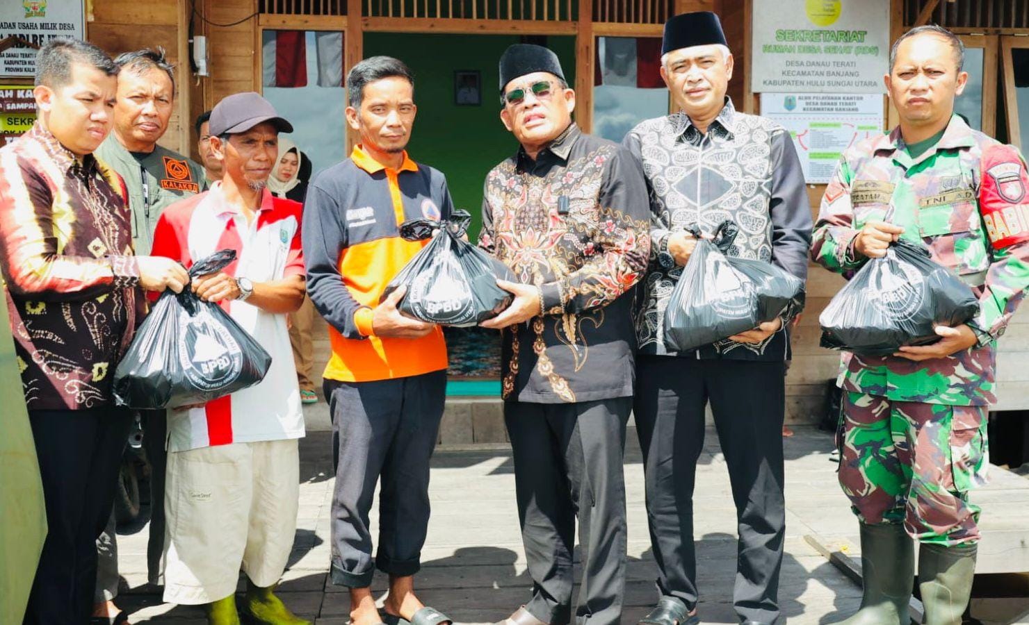 PEDULI: Bupati HSU H Sahrujani dan Wabup Hero Setiawan, saat hadir ditengah masyarakat di Kecamatan Banjang, Kabupaten HSU.
