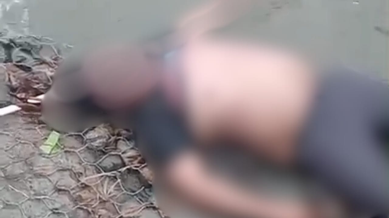 TENGGELAM: Wisatawan asal Surabaya ditemukan terdampar di pinggir Sungai Amandit Loksado.