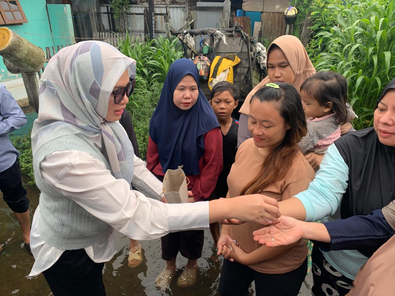 TENGOK WARGA: Warga Sungai Bilu terdampak banjir menerima bantuan sembako dan juga obat-obatan dari anggota DPRD Kota Banjarmasin.