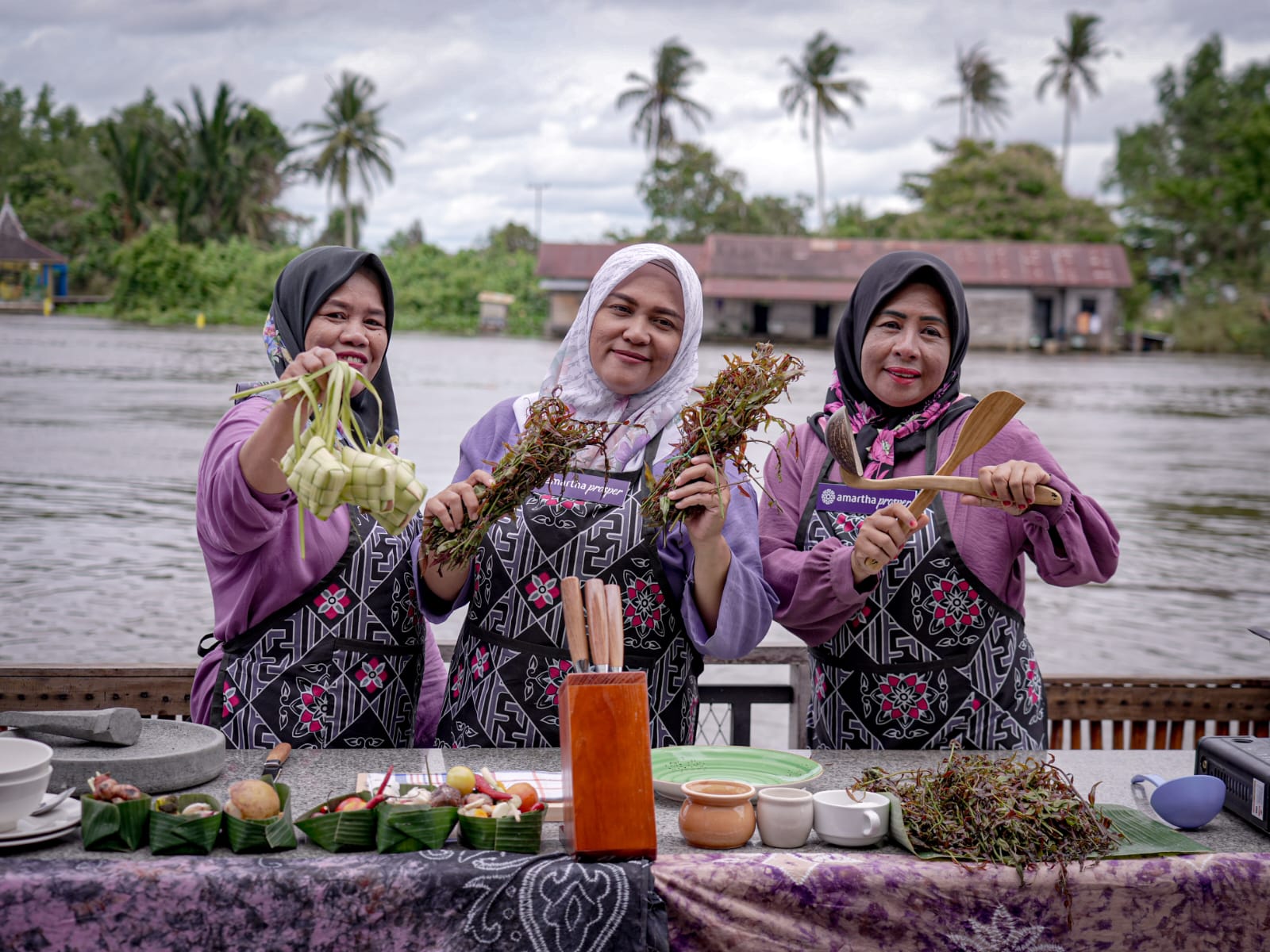 Susilawati, Khairiyani, Karmila Sari asal Banjarmasin berhasil meraih gelar juara mewakili Pulau Kalimantan dan akan melanjutkan kompetisi di Jakarta bulan Februari mendatang.