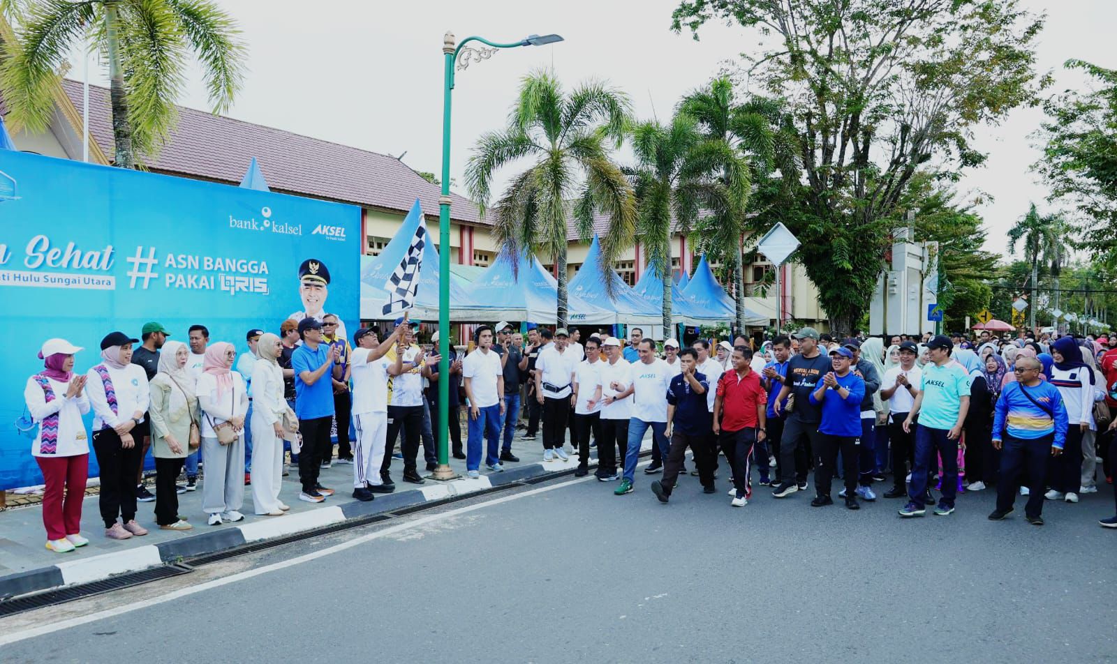 MELEPAS: Bupati H. Sahrujani bersama Wakil Bupati Hero Setiawan melepas sekaligus ikut serta dalam kegiatan jalan sehat dan mengajak ASN serta masyarakat menerapkan pola hidup sehat.