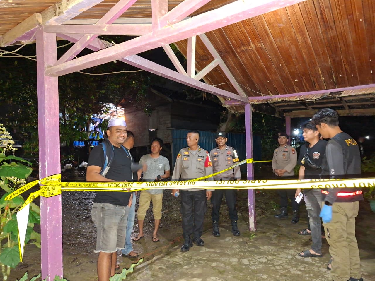 Jajaran Satreskrim Polres Tabalong melakukan penyelidikan di TKP temuan jenazah S (19).
