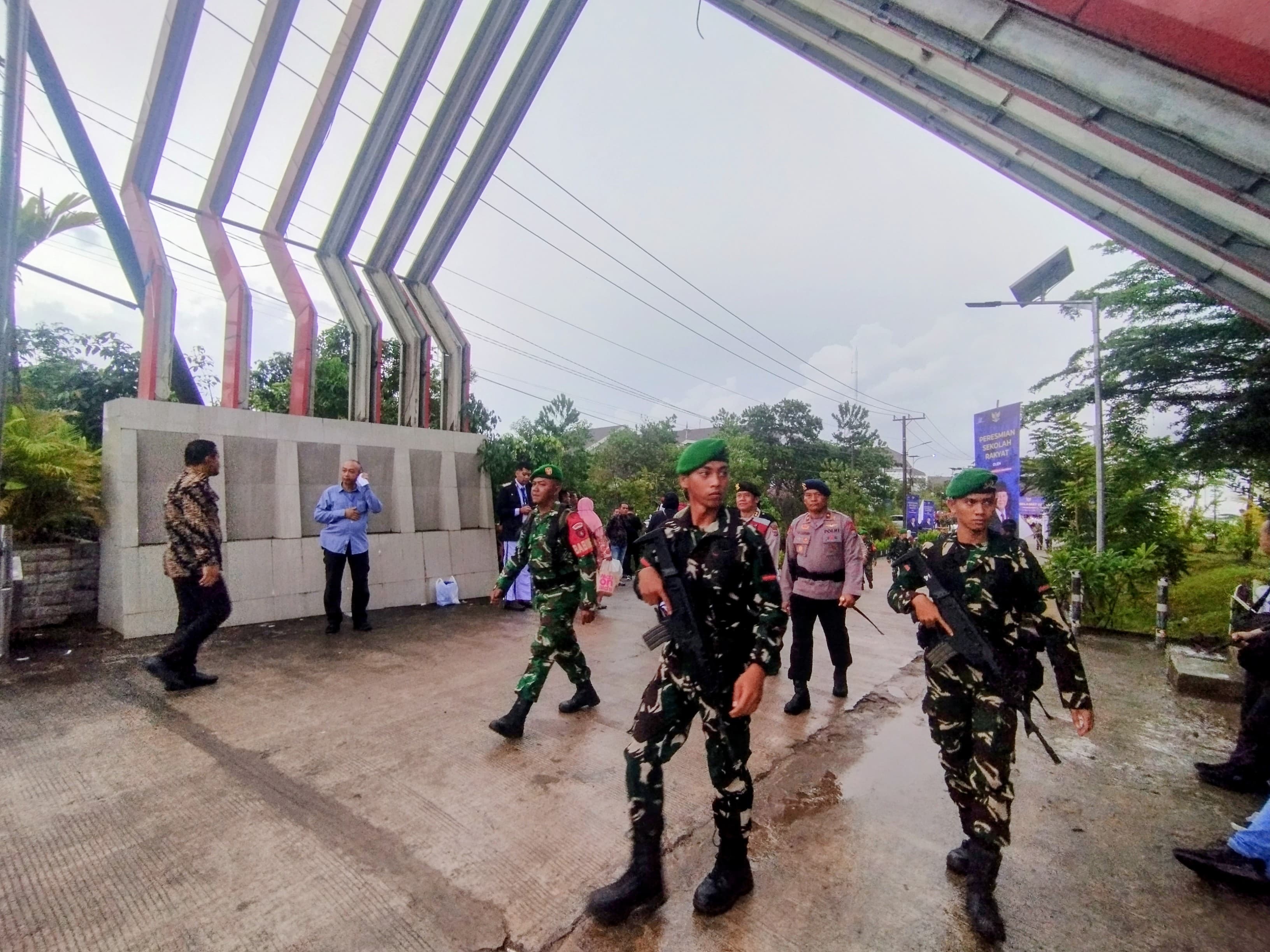 Personel gabungan TNI dan Polri melakukan pengamanan di sekitar area BBPPKS Kementerian Sosial, Banjarbaru, Senin (12/1/2026) pagi, jelang kunjungan kerja Presiden RI Prabowo Subianto.