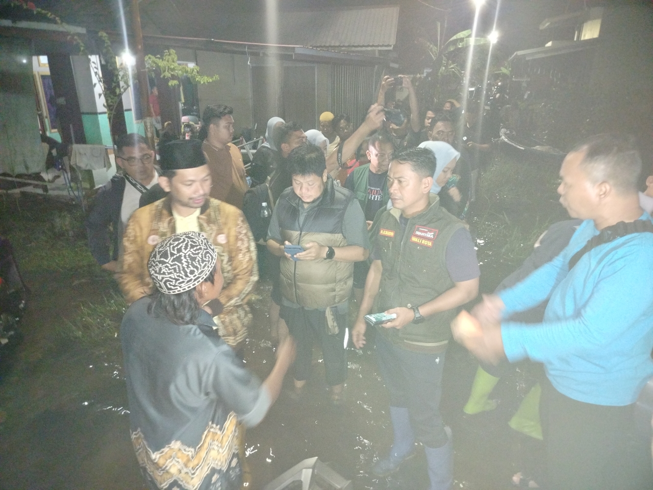 TINJAU BANJIR: Wali Kota Banjarmasin M Yamin bersama Ketua DPRD Rikval Fachruri dengan ketua RT serta camat berdiskusi tentang kondisi Sungai Gampa.