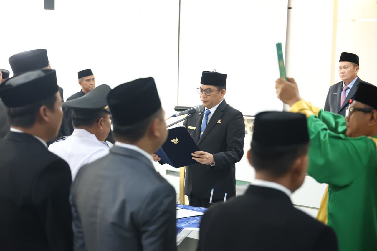 MELANTIK: Bupati Tanah Bumbu Andi Rudi Latif melantik pejabat eselon II, III, dan IV di Batulicin, Selasa (6/1/2026).