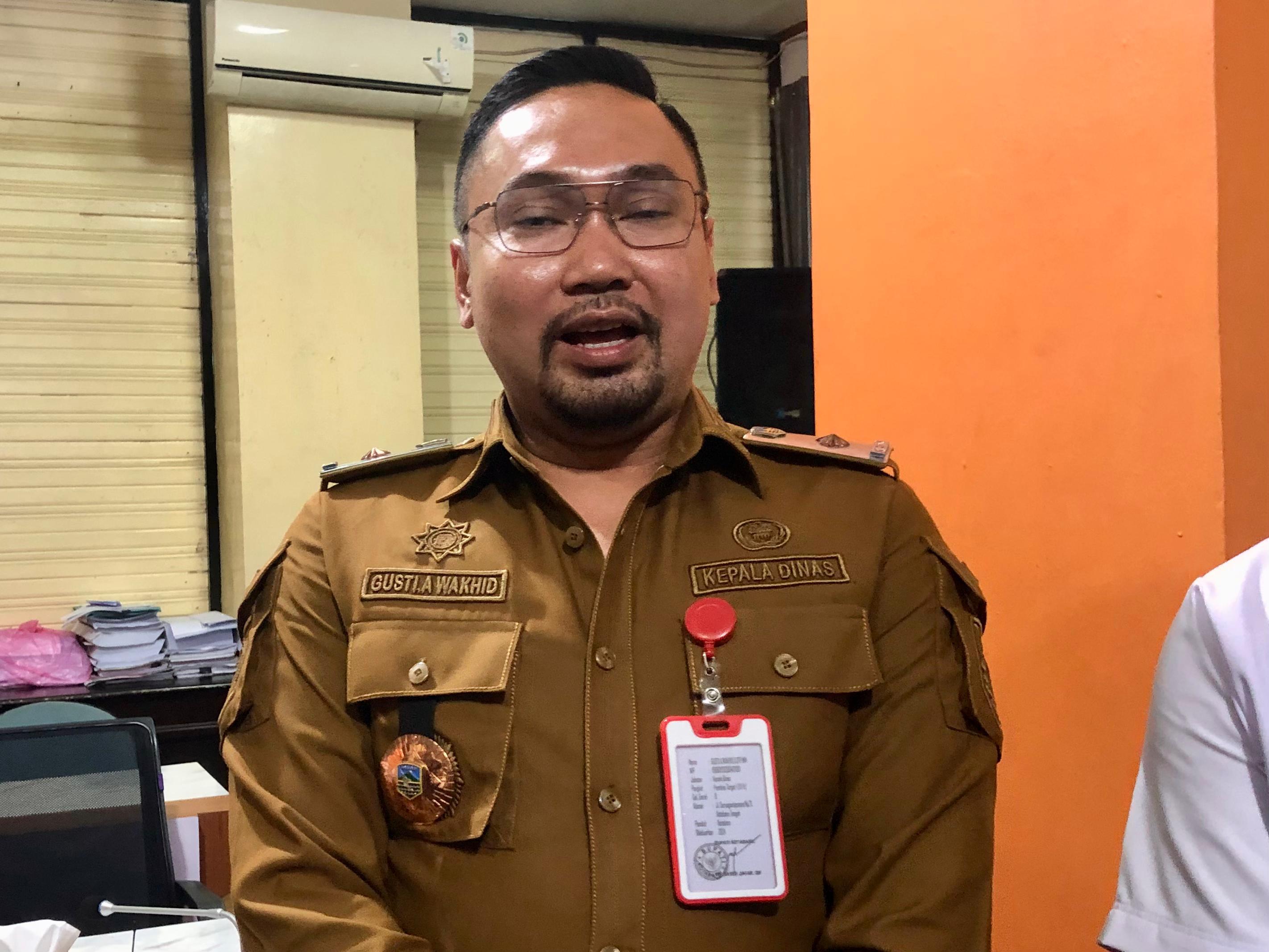 MENJELASKAN: Kadiskominfo Kotabaru Gusti Abdul Wakhid dalam momen wawacara bersama Radar Banjarmasin.  Foto: Jumain/Radar Banjarmasin.