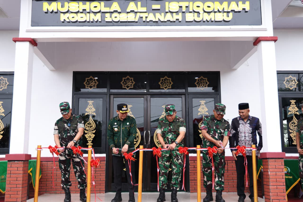 GUNTING PITA: Pangdam XXII/Tambun Bungai Mayjen TNI Zainul Arifin bersama Bupati Tanah Bumbu Andi Rudi Latif saat meresmikan Mushola Al Istiqomah Kodim 1022/TNB, Kamis (1/1/2026)