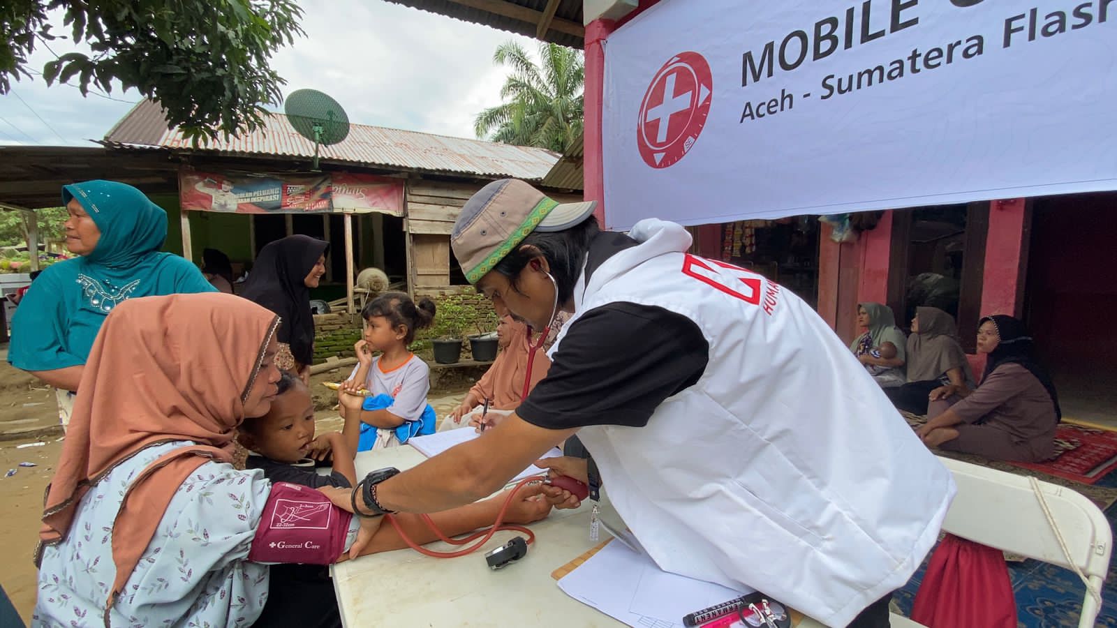 PENGALAMAN: Ubad M Badridin menceritakan pengalamannya hampir sebulan jadi relawan membantu bidang kesehatan di Aceh yang terkena banjir.