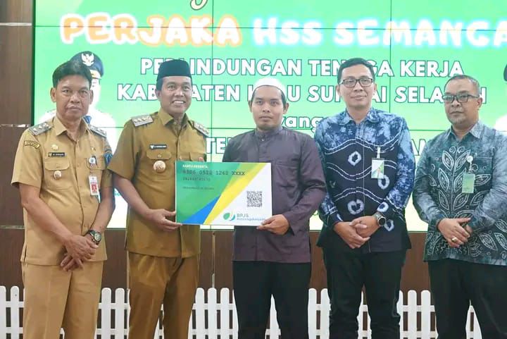 SIMBOLIS: Bupati HSS menyerahkan secara simbolis manfaat program PERJAKA HSS SEMANGAT kepada salah satu perwakilan peserta. (Foto: Prokopim HSS)