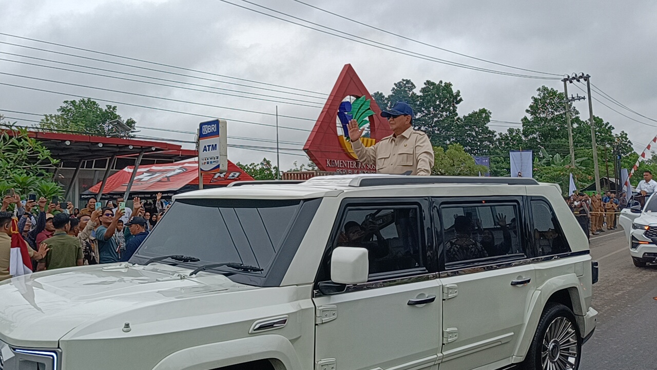 ANTUSIAS: Warga Banjarbaru antusias menyambut kedatangan RI 1.(Sheilla/ Radar Banjarmasin)