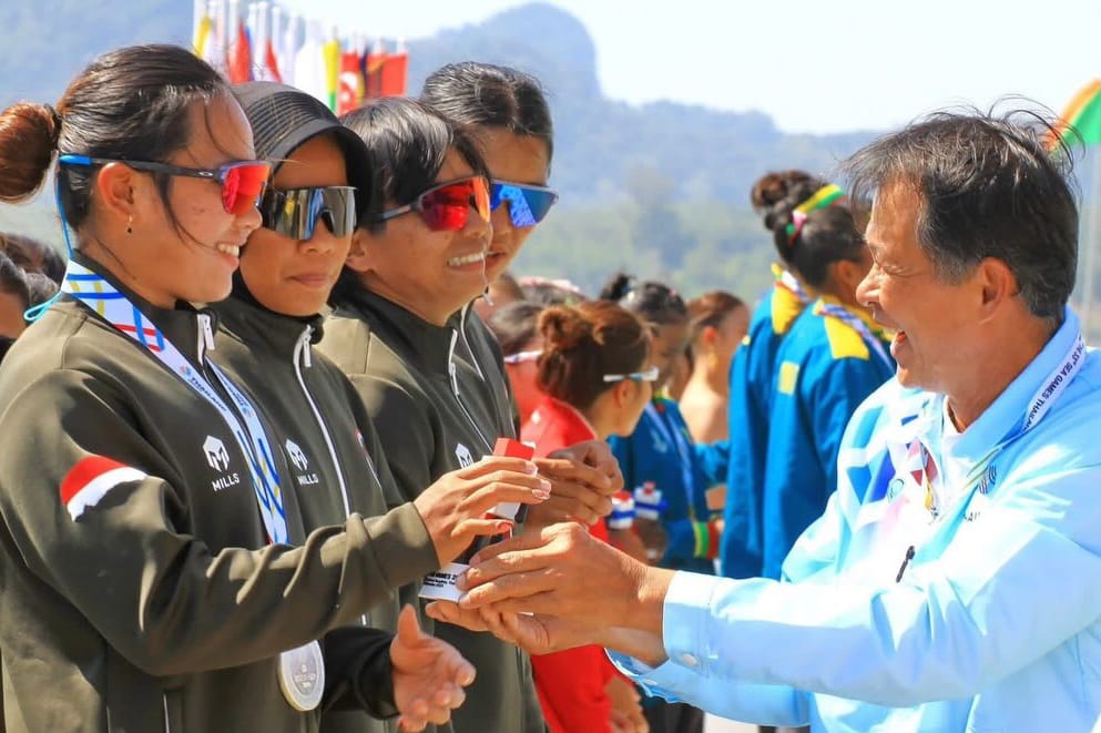 MEDALI: Atlet dayung Kalimantan Selatan, Nadia Hafiza, berdiri di podium usai meraih medali emas di SEA Games Thailand 2025.
