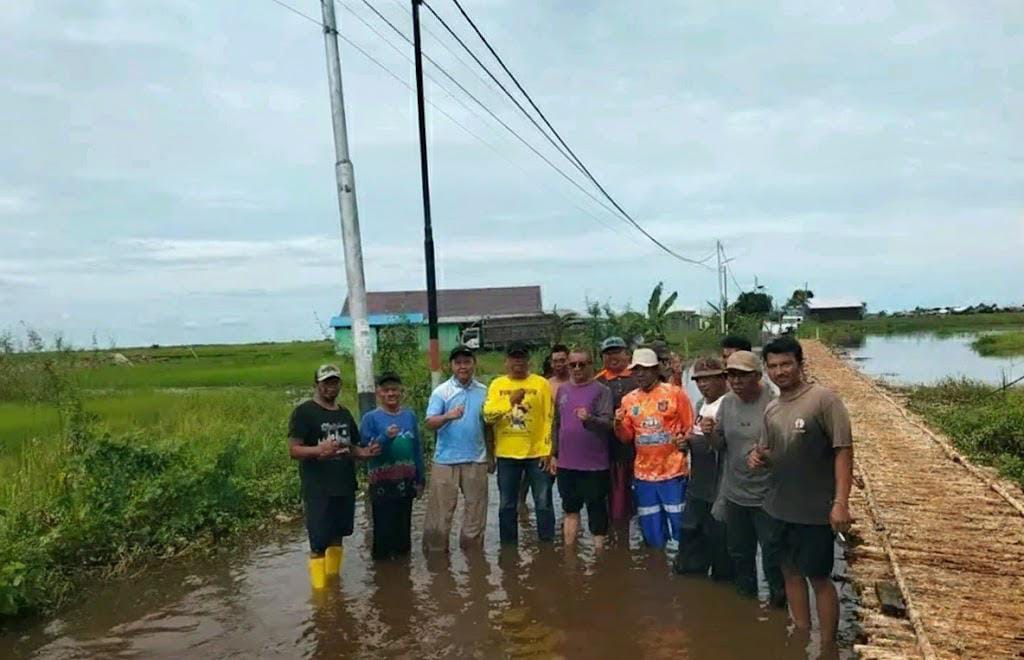 GOTONG ROYONG: Warga Desa Samuda dan Siang Gantung bergotong-royong membangun titian kayu sebagai jalur darurat bagi pengendara.