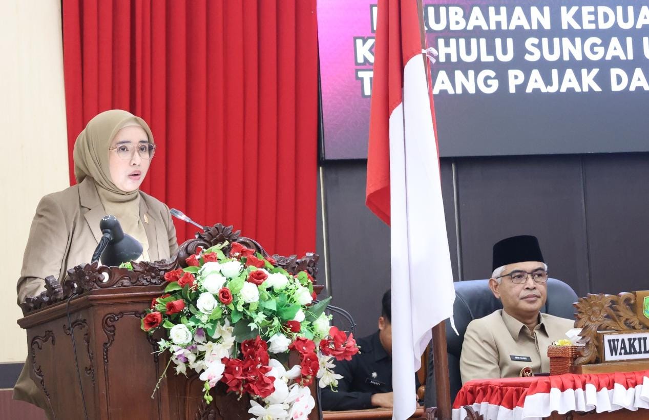 SIKAP: Aisha Nadela anggota Fraksi Golkar saat menyampaikan pandangan fraksinya terkait Raperda Pajak dan Retribusi Daerah.
