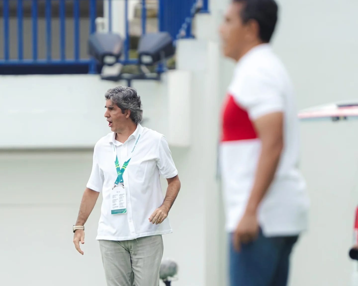 INSTRUKSI: Pelatih PS Barito Putera, Stefano Cugurra Teco, memberikan instruksi kepada pemain saat menghadapi Persela Lamongan pada laga Championship 2025&ndash;2026 di Stadion Surajaya.