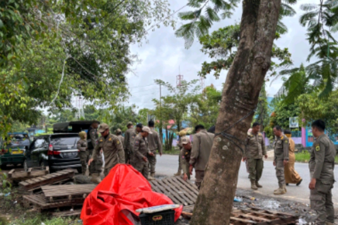 DITERTIBKAN: PKL buah yang menggelar lapak di Jalan Belitung Darat jadi sasaran penertiban Satpol PP.
