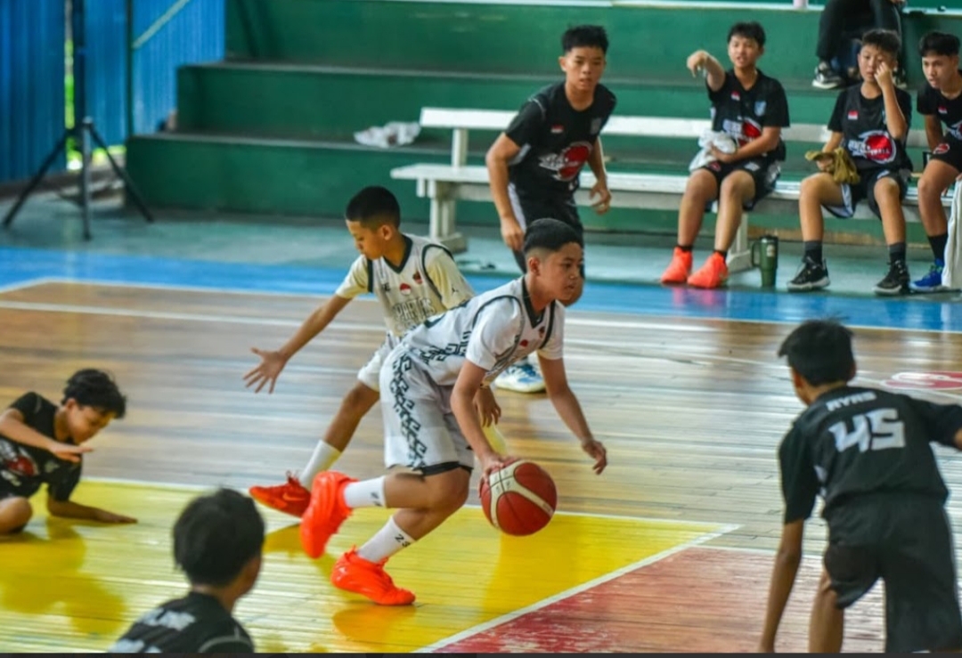 KOMPETITIF: Suasana pertandingan Laska Hoops Tournament 2026 di Suria Arena, Banjarmasin, Minggu (11/1/2026), saat para pemain kelompok usia tampil kompetitif dan menjunjung sportivitas