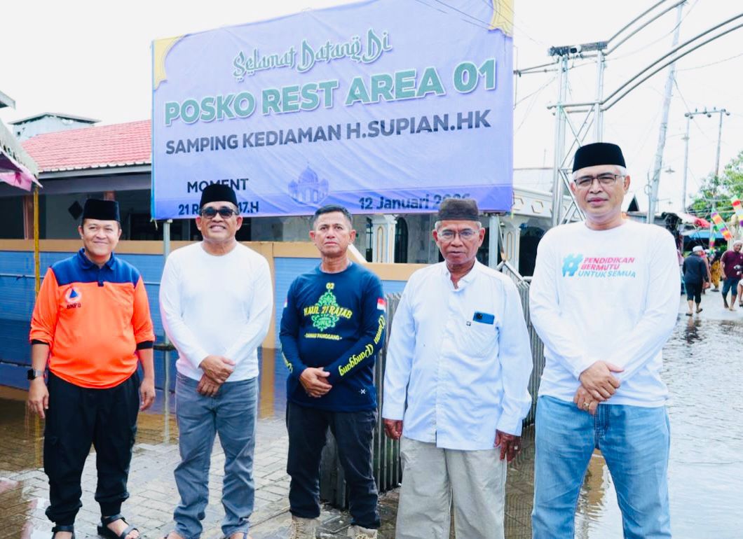HADIR: Bupati HSU H Sahrujani (dua kiri) dan Wabup Iwan Alabio (kanan) foto bersama usai monitoring persiapan Haul Guru Danau di Kecamatan Danau Panggang.