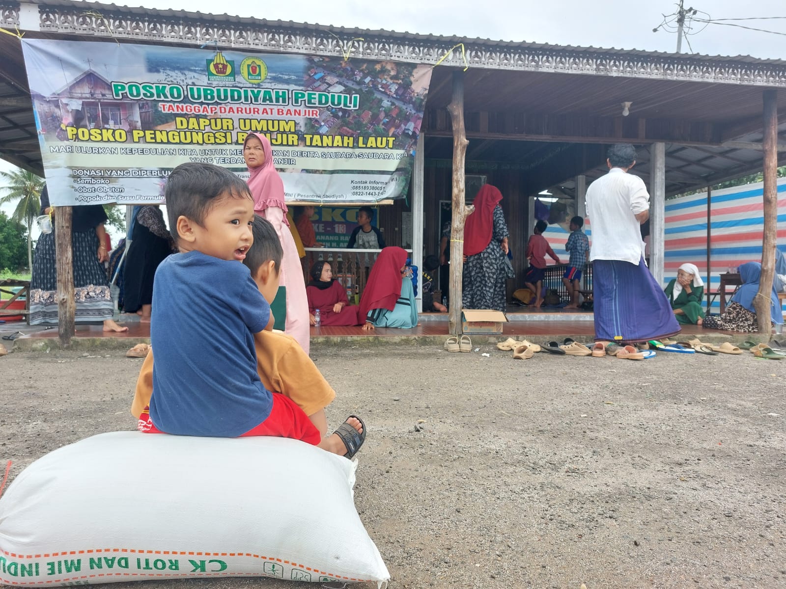 MASIH MENGUNGSI: Inilah kegiatan anak-anak di lokasi posko pengungsian di Posko Ubudiyah Peduli. Warga Bati-Bati ini korban banjir.
