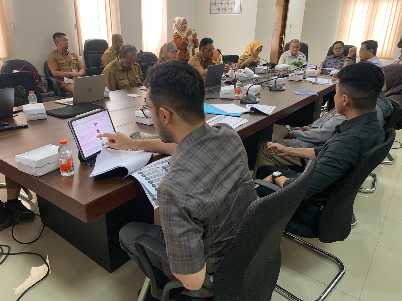 DICECAR PERTANYAAN: Komisi III DPRD Kota Banjarmasin menggelar rapat evaluasi dan monitoring kinerja Dinas PUPR Banjarmasin, Senin (12/1). Dalam rapat terungkap ada lima proyek tidak tuntas tahun 2025