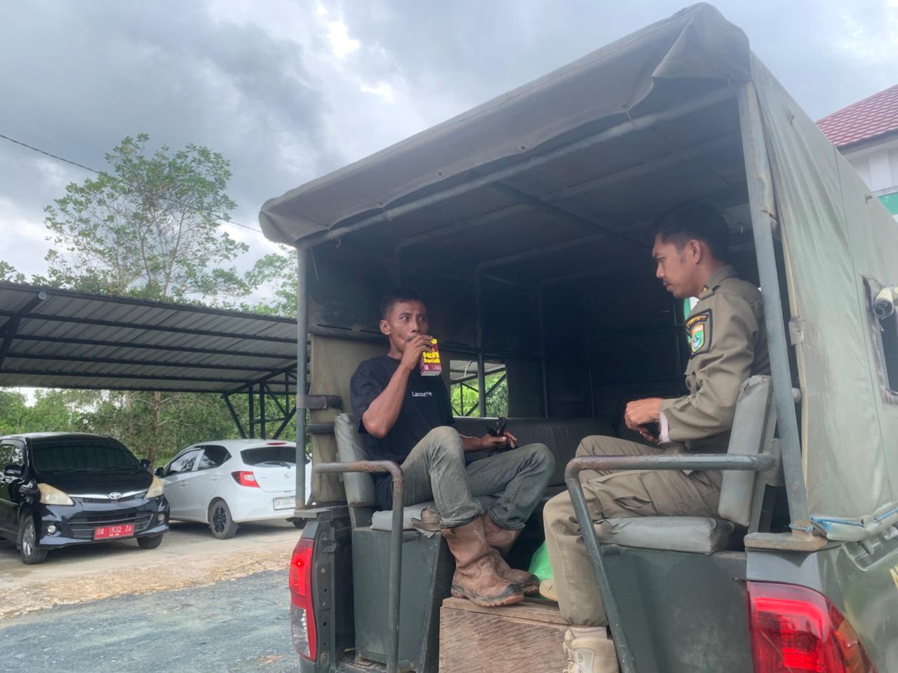 TERLANTAR: Susilo Pariyogo (31), warga Banyuwangi, diantar petugas Satpol PP dan Damkar Tanah Bumbu menuju Karang Bintang, Senin (12/1/2026).