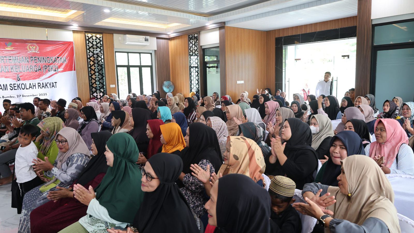 SOSIALISASI: Peserta dari kelompok masyarakat dan kepala desa mengikuti sosialisasi P2K2 dan Program Sekolah Rakyat di Aula Dinas Sosial Tanah Bumbu, Batulicin.