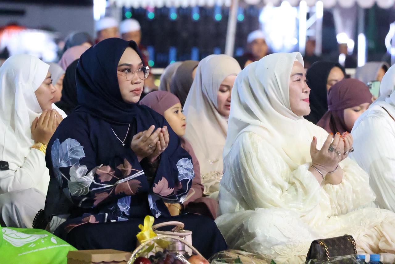 HADIR: Ketua TP PKK Tanah Bumbu Andi Irmayani Rudi Latif menghadiri peringatan Isra Mikraj Nabi Muhammad SAW yang dirangkai dengan haul ulama di Masjid Agung Al-Falah, Batulicin.