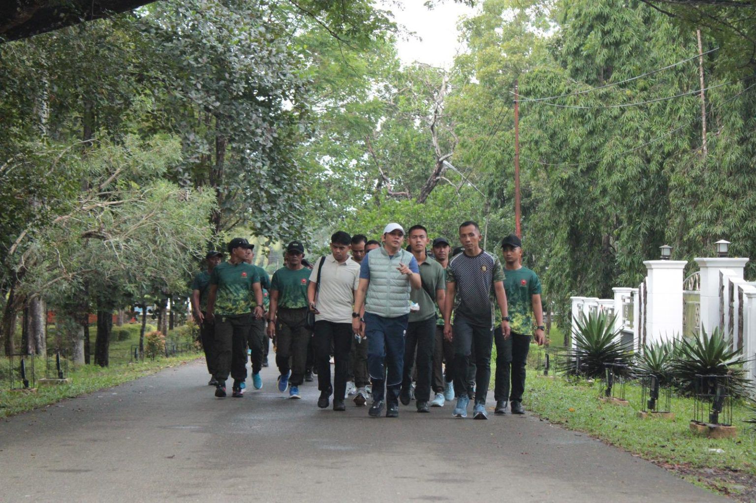 JALAN SEHAT: Bupati Tanah Bumbu Andi Rudi Latif (tengah) mengikuti kegiatan jalan sehat bersama prajurit Yonif TP 828/BWM dalam rangka menyambut Tahun Baru 2026 di Batulicin.