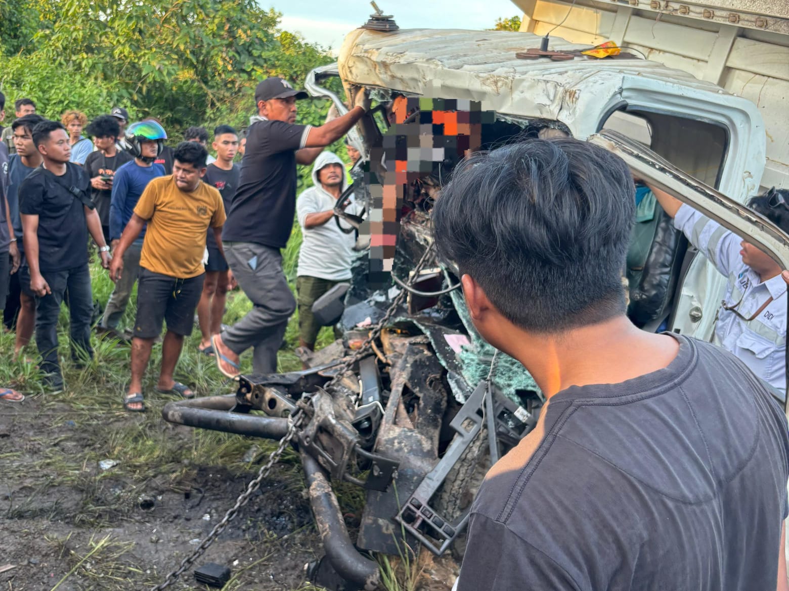 EVAKUASI: Para relawan dan petugas melakukan evakuasi terhadap korban laka di wilayah Kecamatan Jorong.