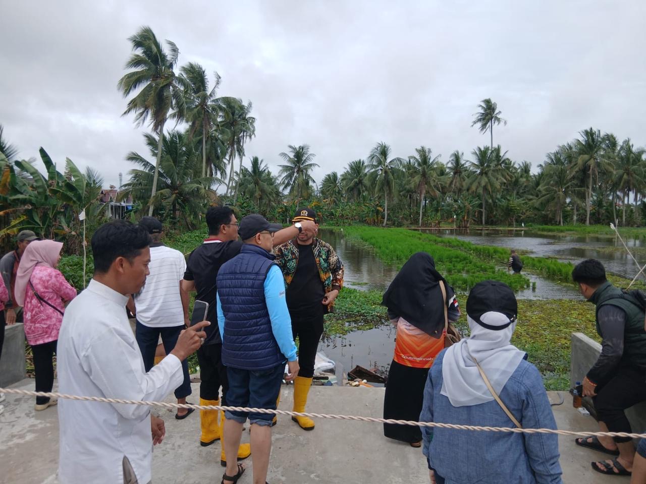 Anggota DPRD Kota Banjarmasin bersama jajaran Dinas Perumahan Rakyat dan Kawasan Permukiman (Disperkim) meninjau lokasi banjir di Sungai Andai, Banjarmasin Utara, Minggu (11/1/2026)