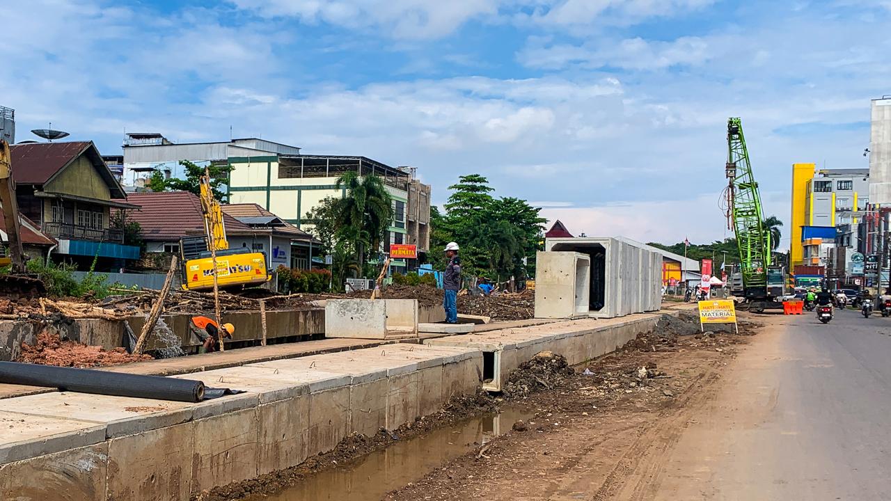 Pekerja mengerjakan pembangunan infrastruktur National Urban Flood Resilience Project (NUFReP) di Jalan Veteran, Banjarmasin.