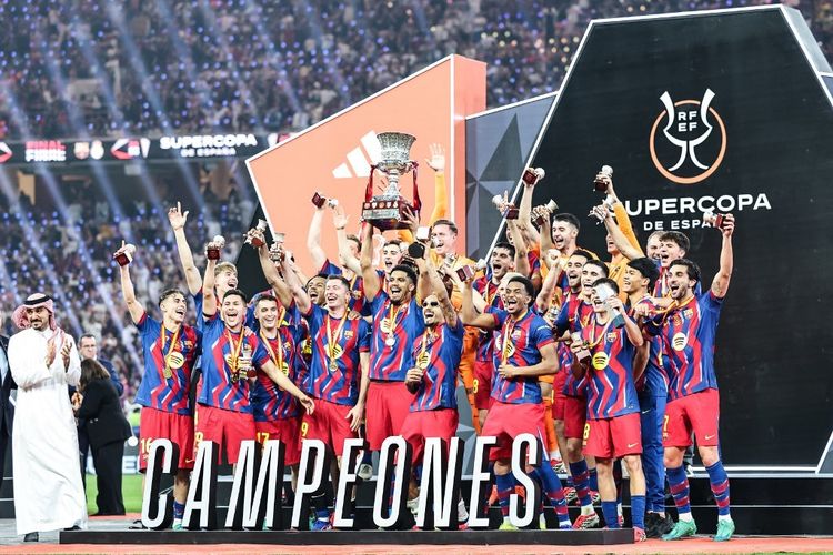 MERAYAKAN: Para pemain Barcelona merayakan kemenangan di final Piala Super Spanyol antara FC Barcelona dan Real Madrid di Stadion King Abdullah di Jeddah pada 11 Januari 2026.