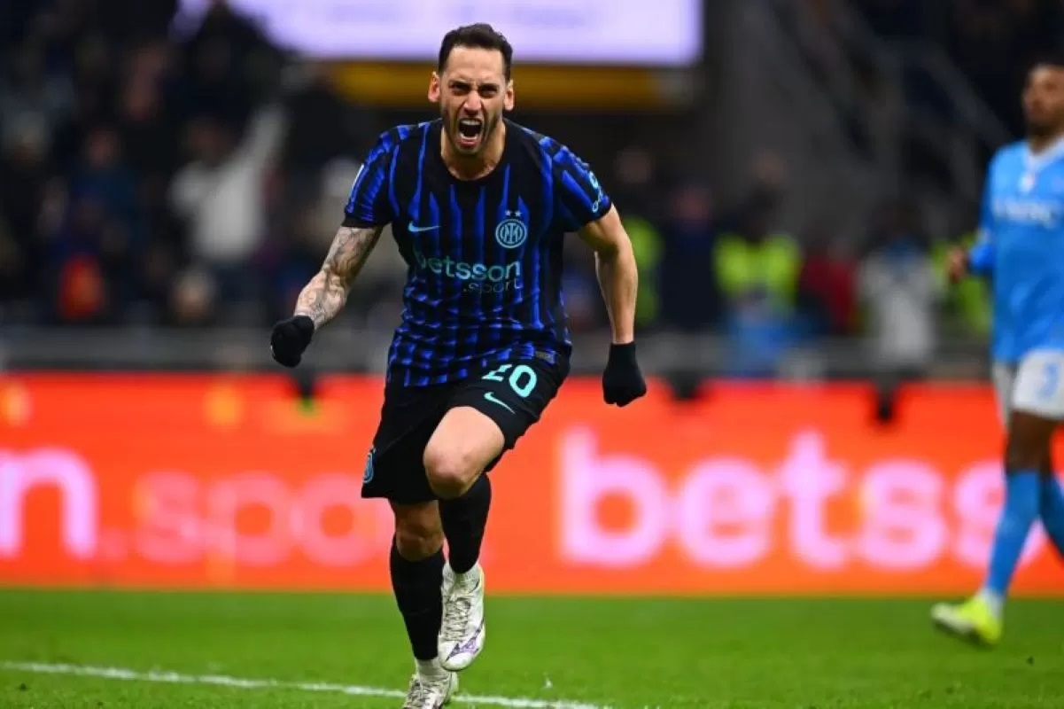 DI PUNCAK: Gelandang Inter Milan, Hakan Calhanoglu merayakan gol ke gawang Napoli pada pertandingan Liga Italia di Stadion Giuseppe Meazza, Milan, Senin (12/1) WIB. (inter.it/Antara)